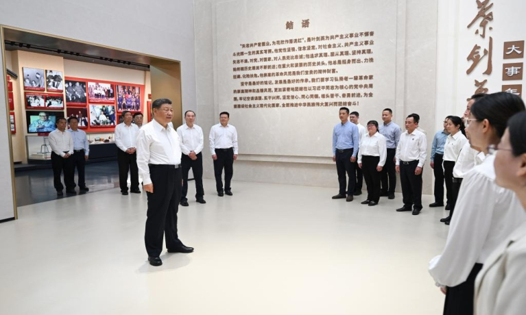 شي يشجع الباحثين الشباب في الدراسات الصينية على أن يكونوا رسلا للتواصل بين الصين والعالم